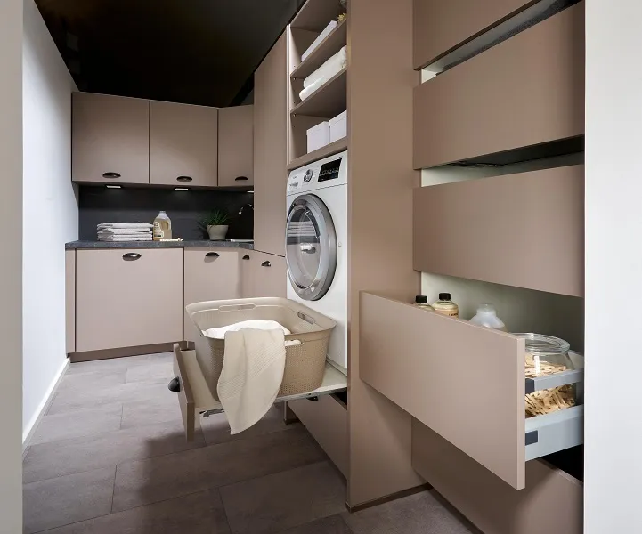 Buanderie aménagée beige sable pratique et ordonnée